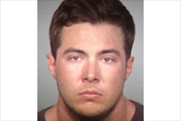 Ce s-a intamplat dupa ce un student din SUA a aruncat o sticla de vodca intr-un foc de tabara. VIDEO