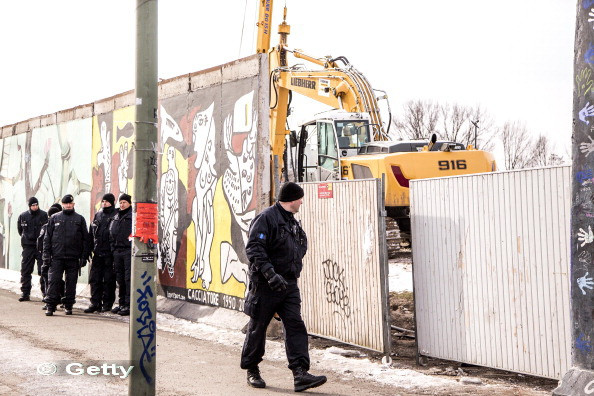 Distrugerea unui simbol: parti istorice din Zidul Berlinului, demolate pentru un proiect imobiliar