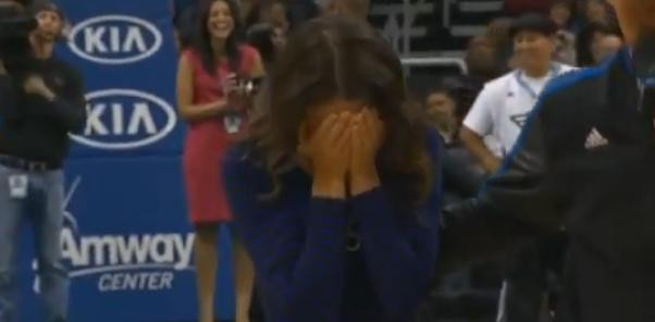 VIDEO. Schema complicata prin care un tanar si-a cerut iubita in casatorie la un meci de baschet