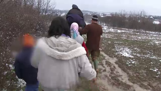 Peripetiile a trei copii care s-au ratacit in padure. Un sat intreg i-a cautat toata noaptea