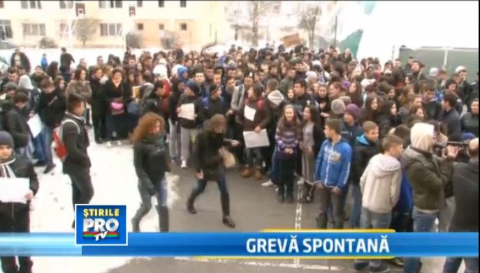200 de elevi au refuzat astazi sa intre la ore in semn de protest fata de demiterea directorului