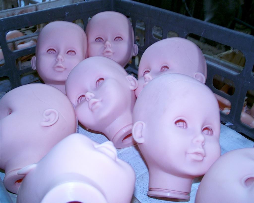 Prima fabrica de papusi din Romania, un simbol al Aradului, a intrat in faliment. Afla-i povestea