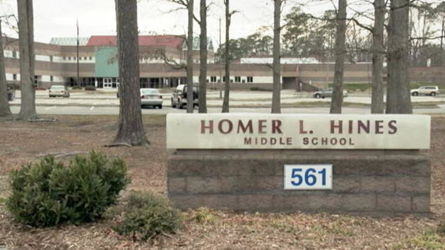 Ce i-au facut doi copii de 13 ani profesoarei lor, in timp ce un coleg privea totul