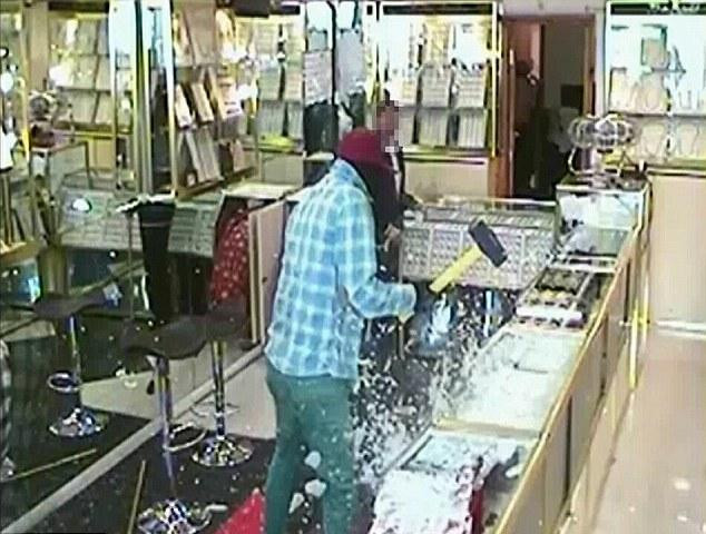 Cei 10 romani, prinsi la furat bijuterii in Anglia, au fost condamnati la 82 de ani de inchisoare