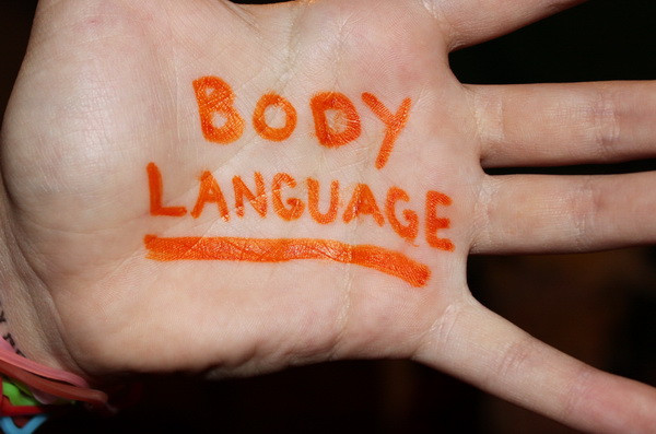 Limbajul trupului. Cum te folosesti de el ca sa obtii ce vrei la serviciu