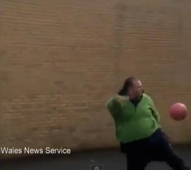 VIDEO. Performanta incredibila a unui barbat obez. Ce trucuri poate face cu mingea de fotbal