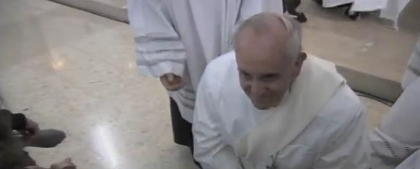 Papa Francisc spala si saruta picioarele unor detinuti