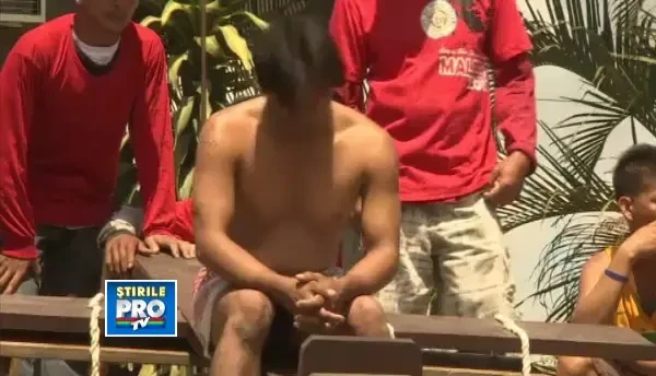 IMAGINI SOCANTE. Vinerea Mare in Filipine. Oamenii se crucifica, pentru a evoca patimile lui Isus