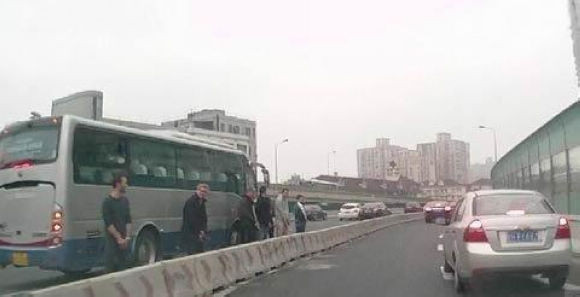 Au blocat traficul unei autostrazi din Shanghai. Ce au facut acesti 6 barbati in mijlocul strazii