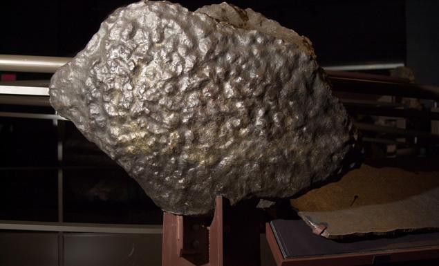 Descoperirea facuta intr-un meteorit provenit de pe Marte ce a aterizat in 1911 in Egipt. Pe ce scenariu merg cercetatorii