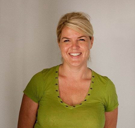 Ea este femeia cu doua chipuri. Trece neobservata in timpul zilei, dar noaptea se transforma. FOTO