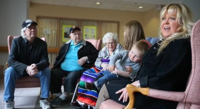 107 ani sunt intre ei. Cele 6 generatii ale unei familii, intr-o imagine superba. VIDEO