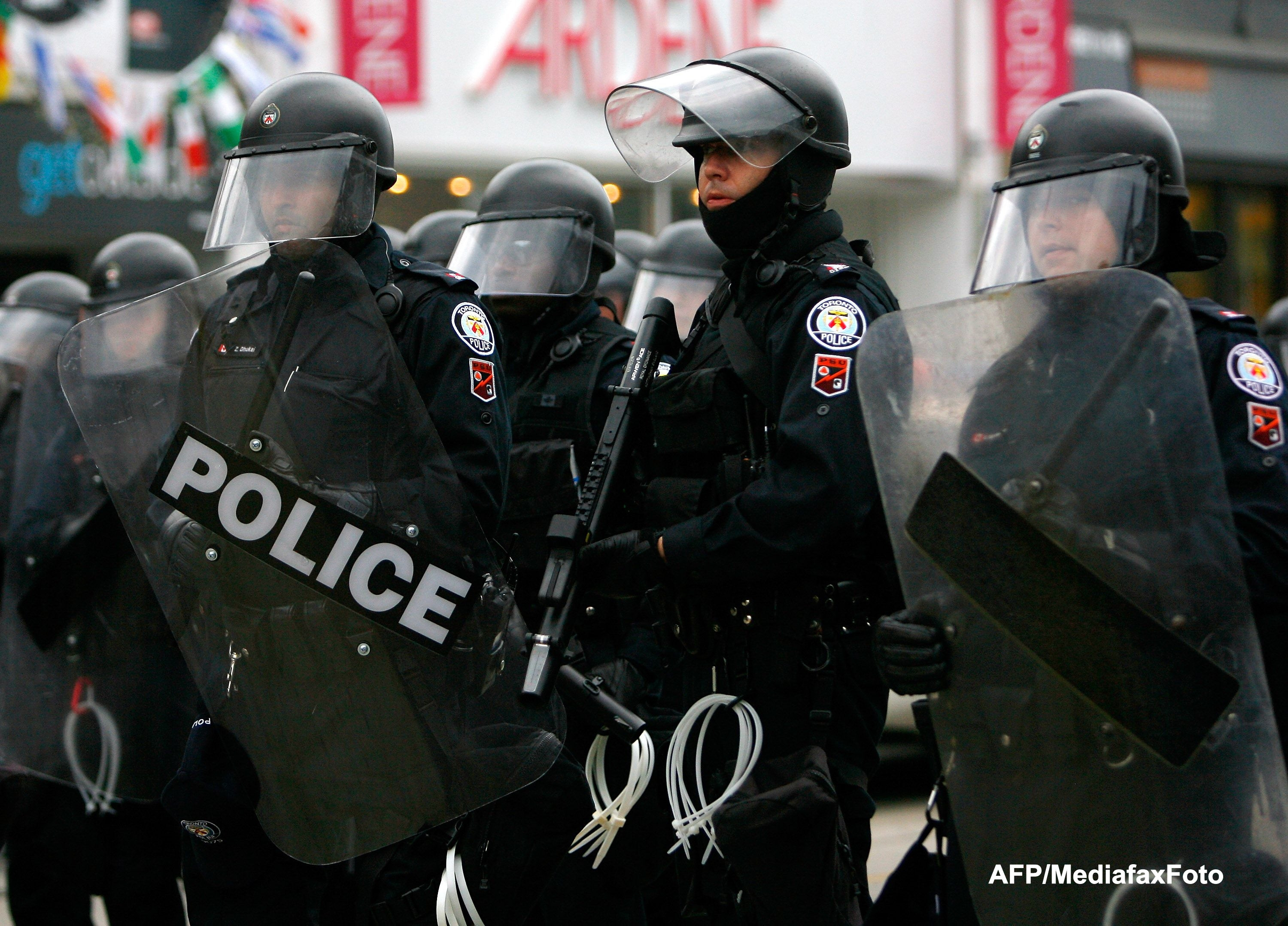 Incident armat la un centru comercial din Toronto. Cel putin un om a murit, iar alti doi sunt raniti