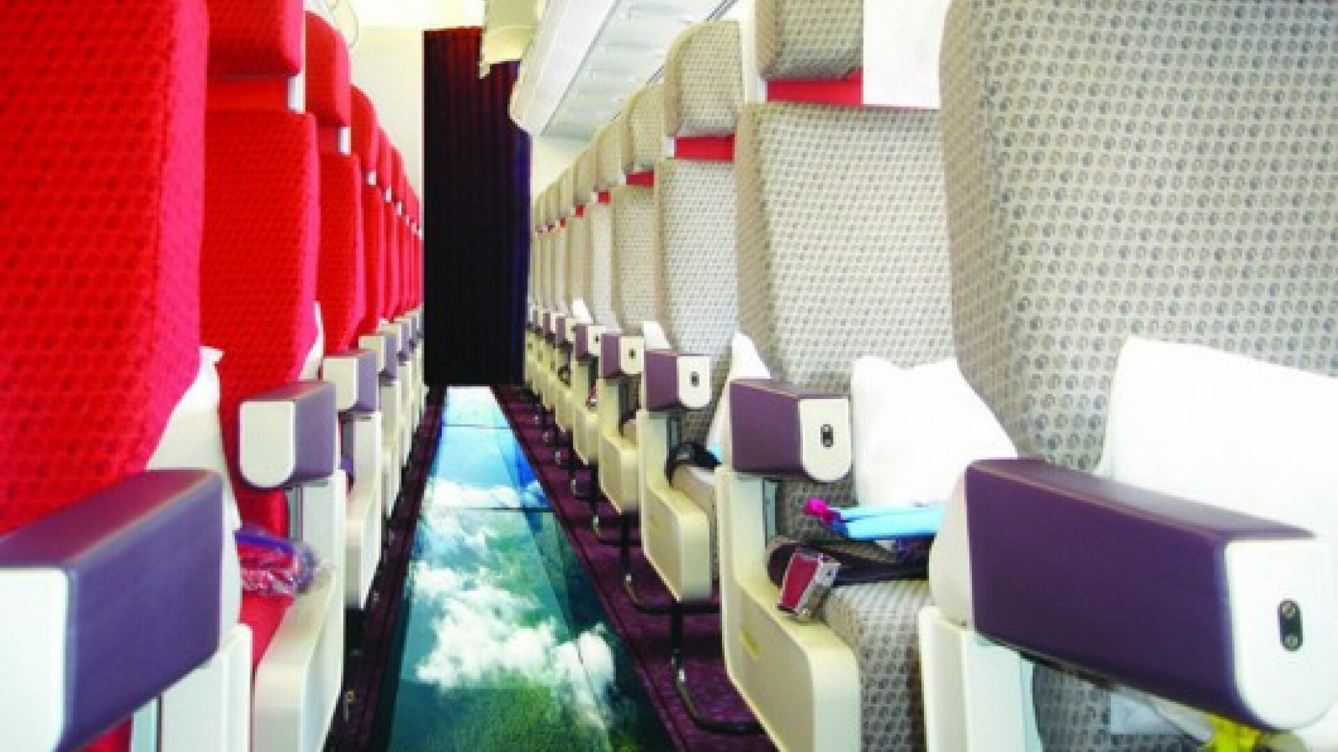 Se lanseaza primul avion cu podea transparenta. FOTO