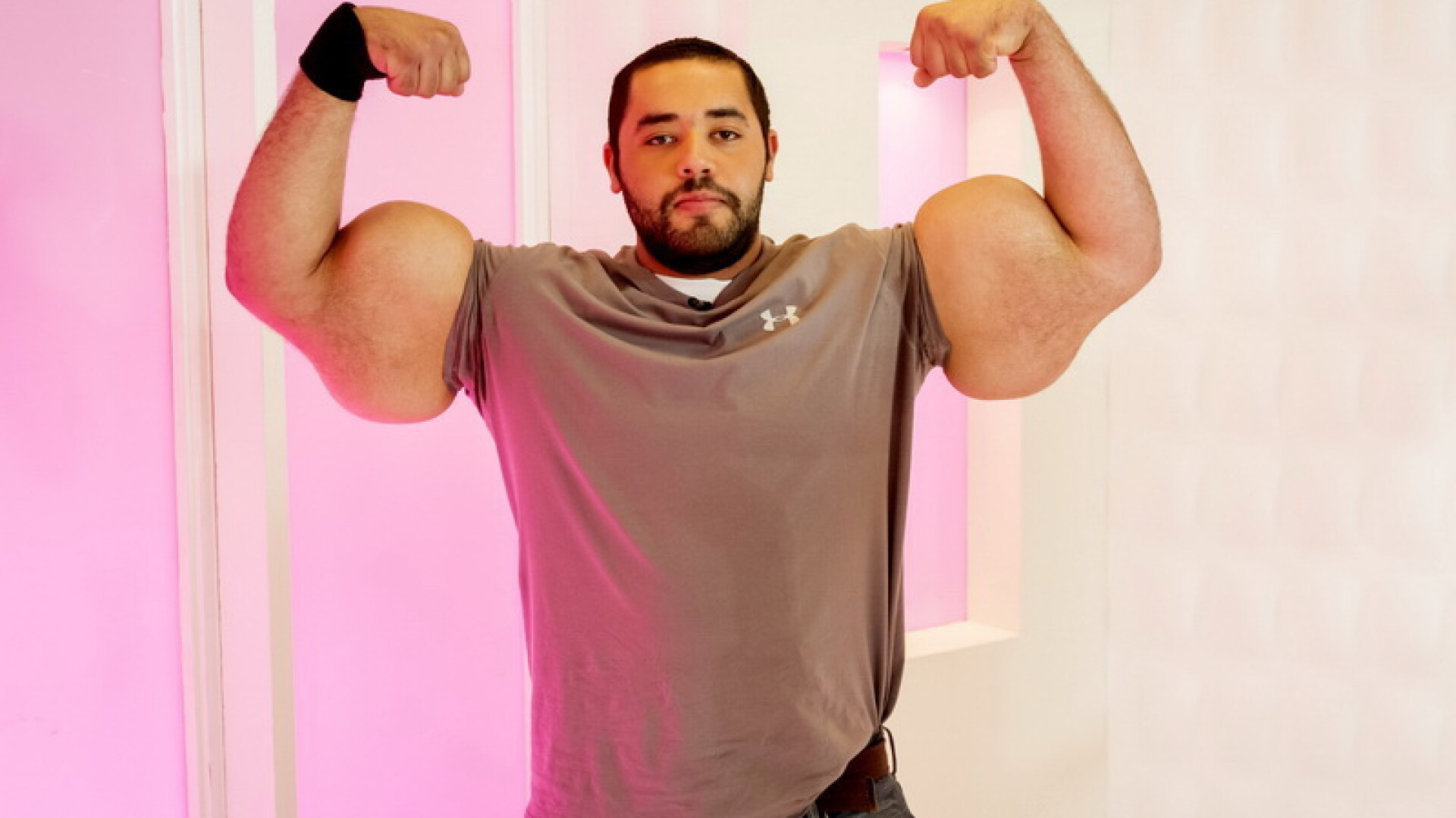 I se spune Popeye Marinarul, dar e alergic la spanac. Povestea barbatului cu cei mai mari bicepsi