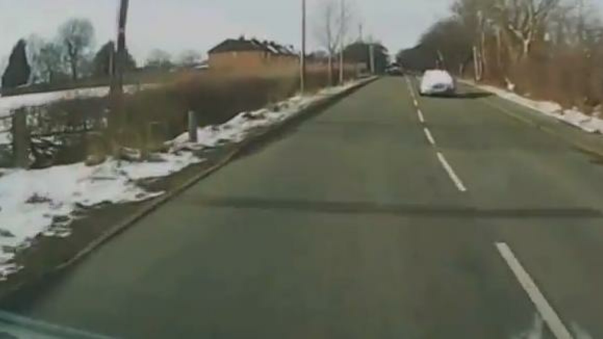 Unui sofer nu i-a venit sa creada cum arata masina care se apropia de el. VIDEO