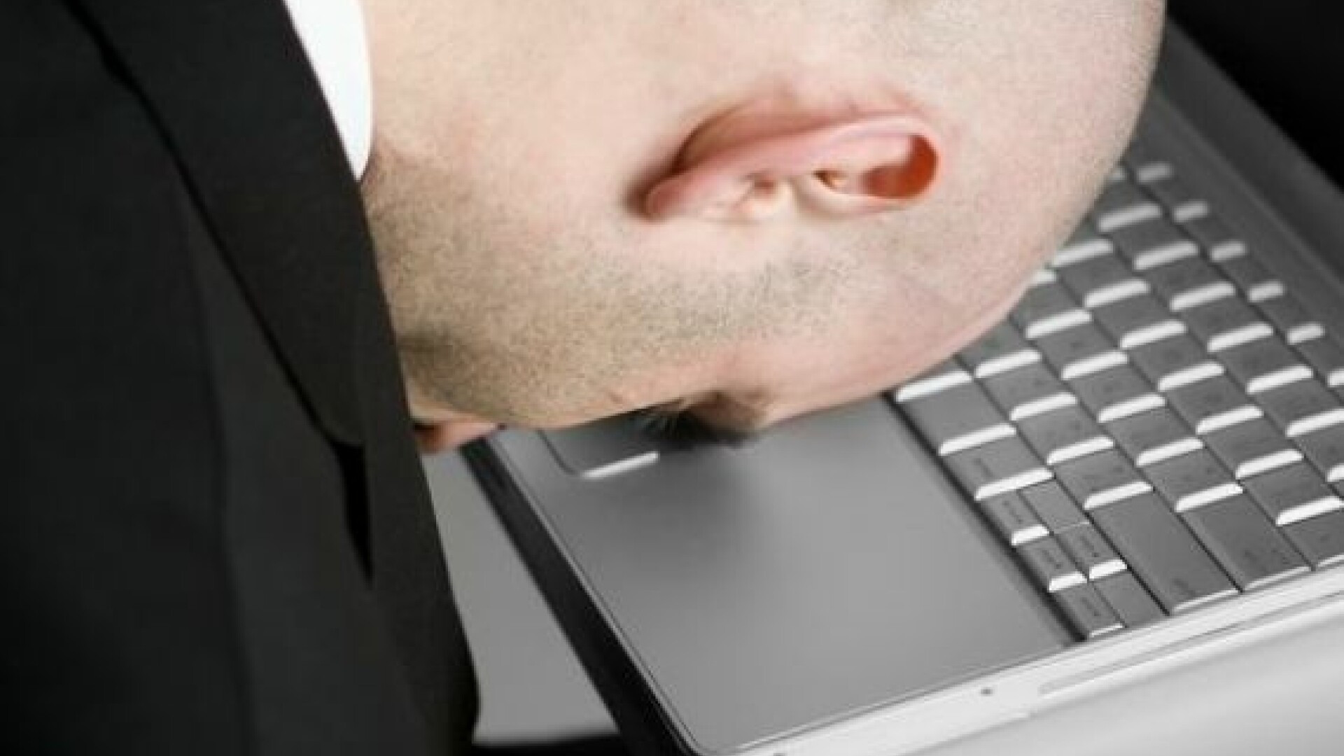 A gasit metoda prin care sa nu faca nimic la serviciu si sa-si ia si salariul. Seful l-a felicitat