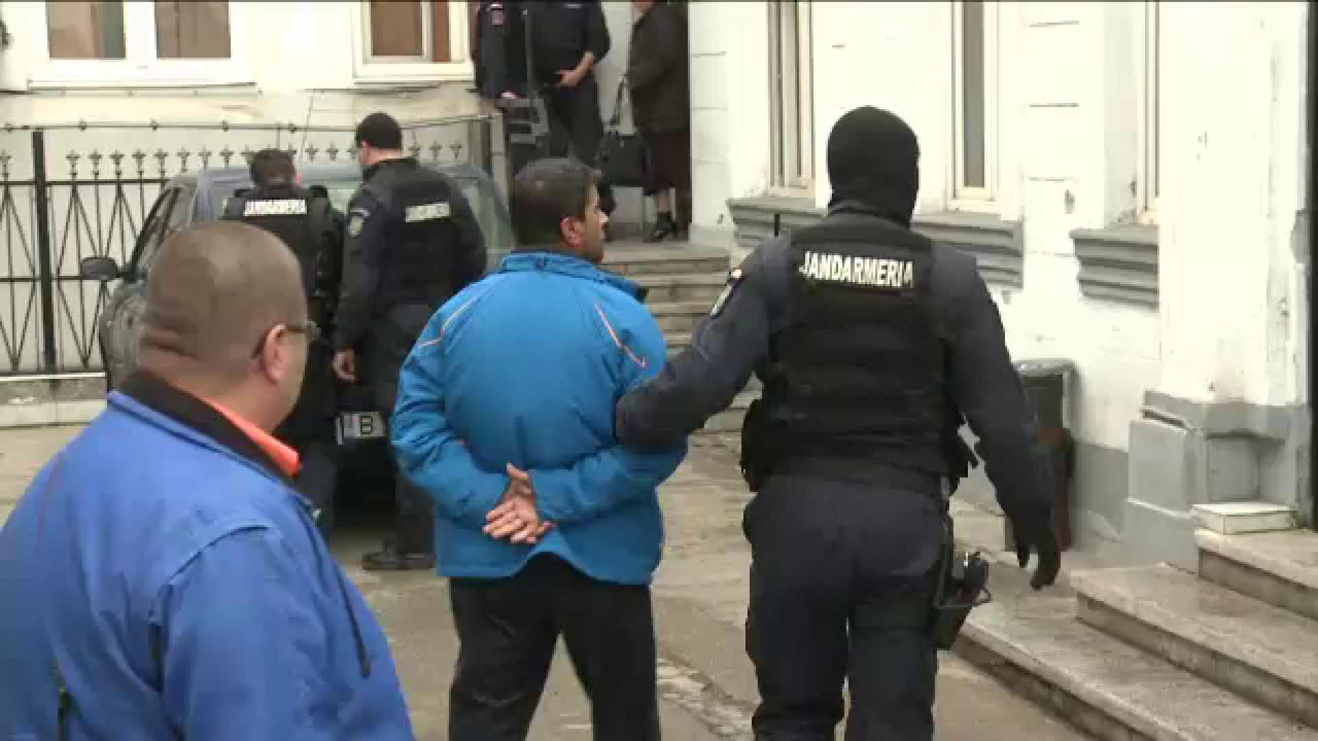 Amenintau datornicii cu spanzuratoarea. Arestari in cazul celei mai mari fraude bancare din Romania