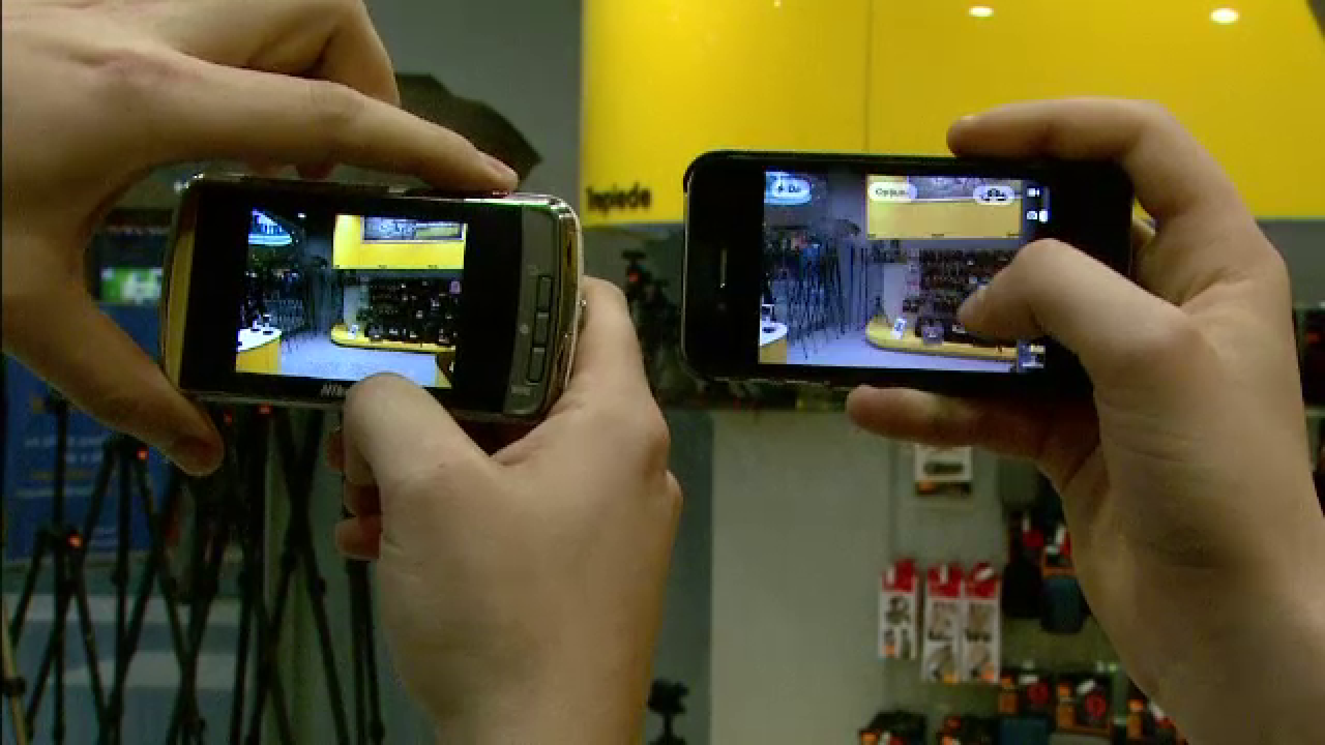 Smartphone-ul, "dusmanul" camerelor foto si al GPS-urilor. Cat au scazut vanzarile acestor produse