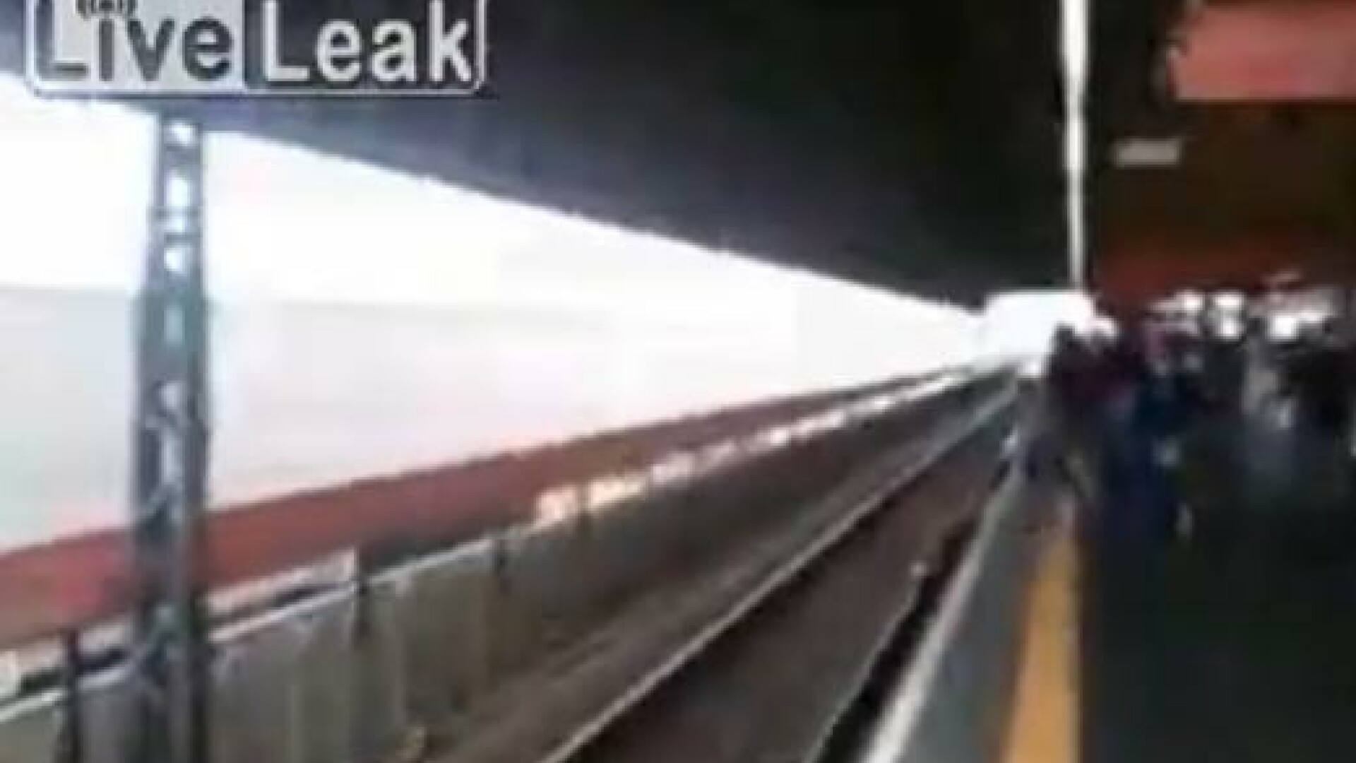 VIDEO. Si-a scapat telefonul mobil pe sinele de la metrou si a coborat sa-l recupereze. Ce a urmat