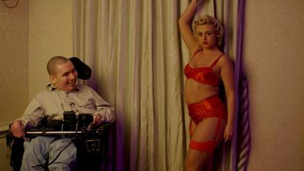 O mama si-a ajutat fiul sa scape de virginitate. Ce a facut i-a ingrozit pe britanici