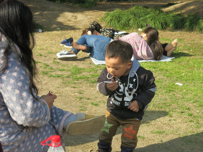 Gestul facut de o mama intr-un parc din China face valva pe internet. Ce i-a oferit fiului ei