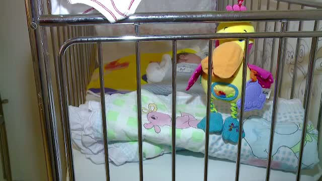 Noua lege a adoptiilor simplifica pasii in cazul copiilor abandonati in spitale, in grija medicilor