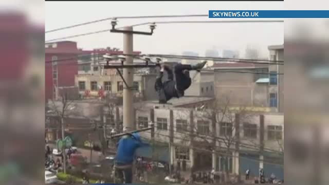 Dumnezeu a avut grija de el. Cum a scapat un chinez cu viata de pe un stalp de inalta tensiune