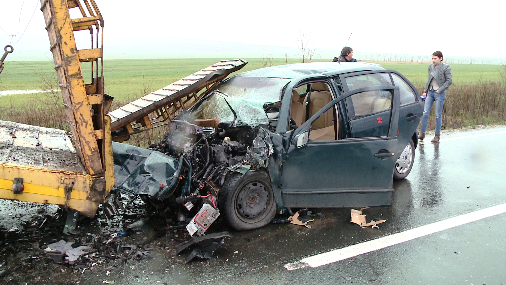 Un barbat si-a pierdut viata, dupa ce masina in care se afla a intrat din plin intr-o autoutilitara
