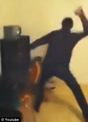 Pedeapsa primita de doua fete de la tatal lor, dupa ce le-a vazut dansand in fata unei camere video