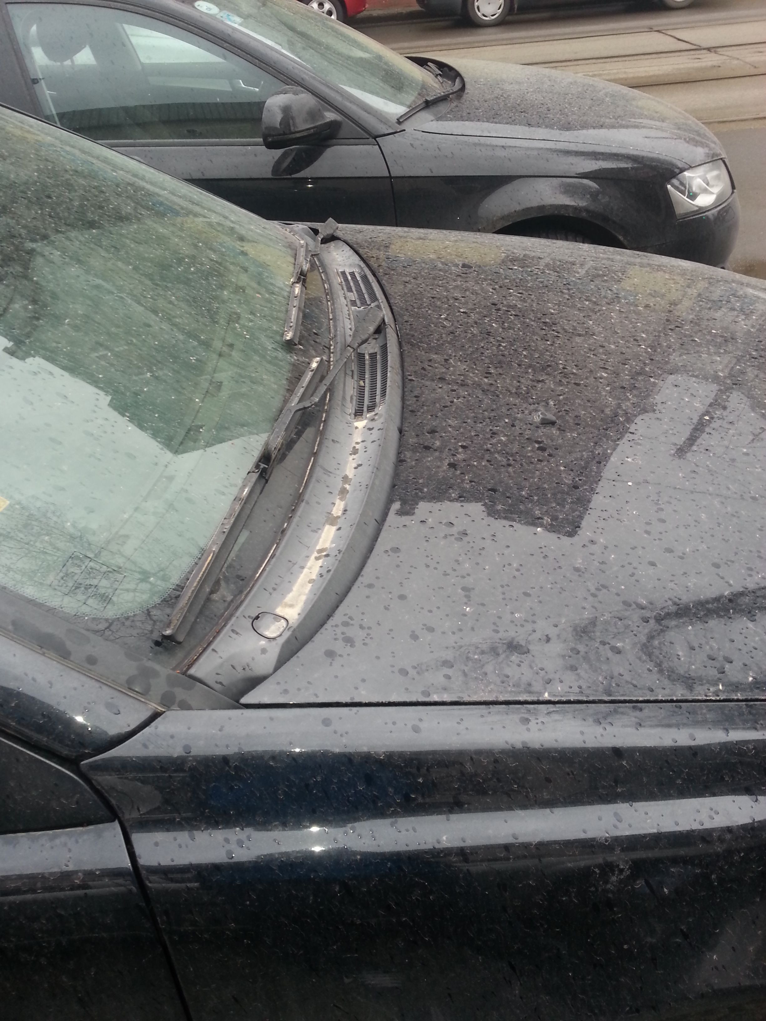 Explicatia pentru praful de culoare bizara, gasit de mai multi soferi din Romania pe masini