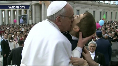Explicatia unei imagini simbol. Cine este acest baiat, imbratisat de Papa Francisc