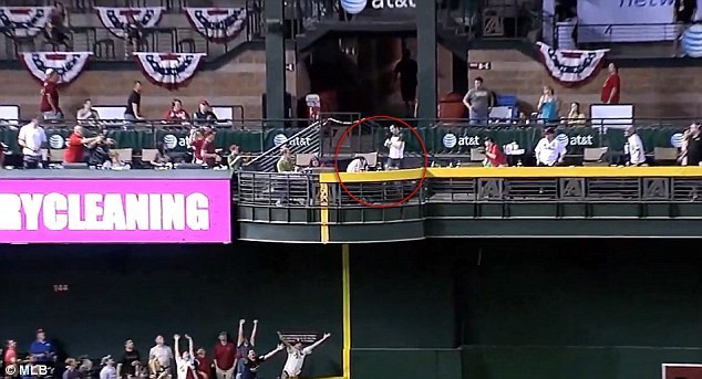 Gestul cu care si-a pus un stadion intreg in cap: "Bravo, prietene!" Ce i-a facut tipul acesta iubitei in timpul unui meci: VIDEO