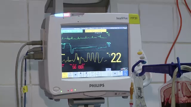 Tanara de 16 ani injunghiata de mai multe ori in somn de iubitul gelos