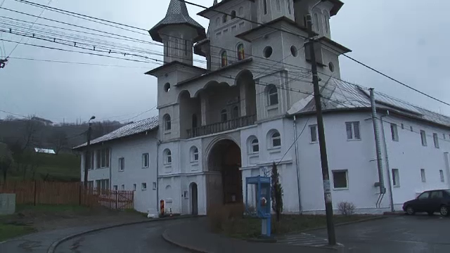 Unul din cei mai bogati romani si maicutele de la o manastire, cercetati pentru spalare de bani