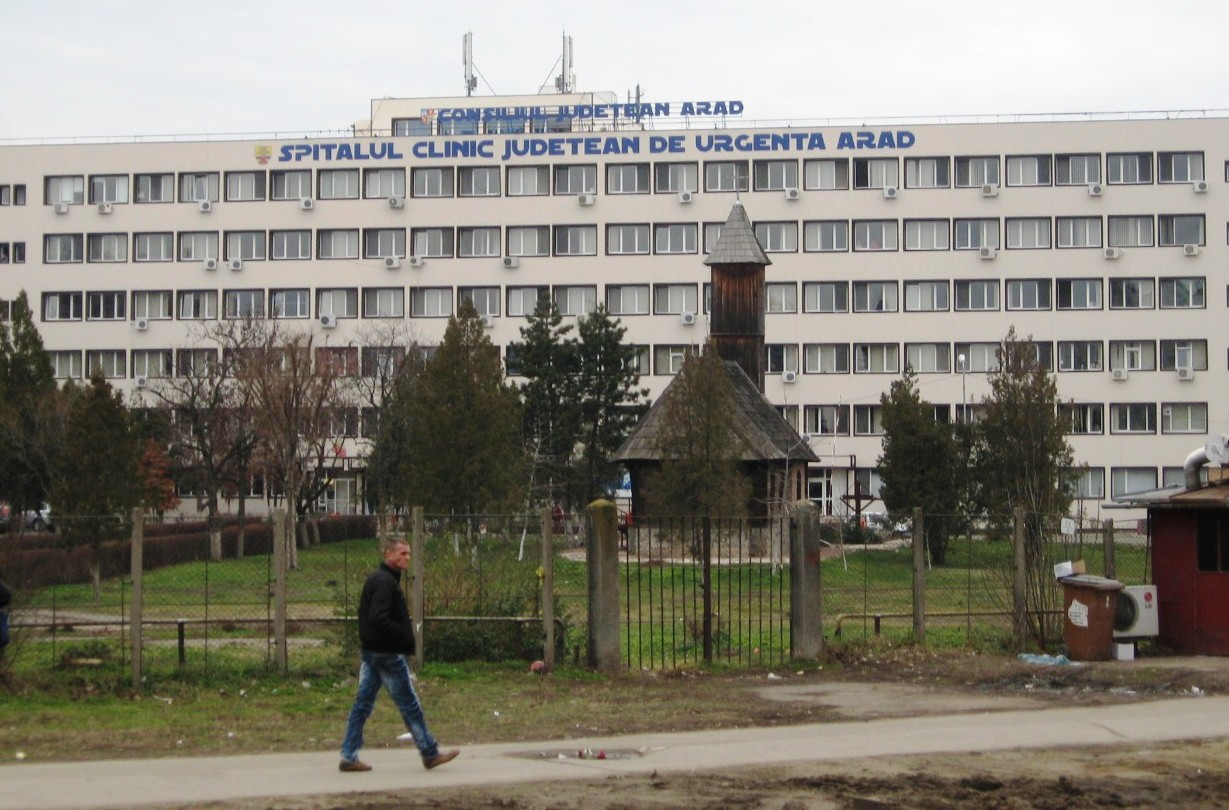 Un bebelus de sapte luni a ajuns in coma la spitalul din Arad cu urme de lovituri la cap. Asistentii sociali cerceteaza cazul