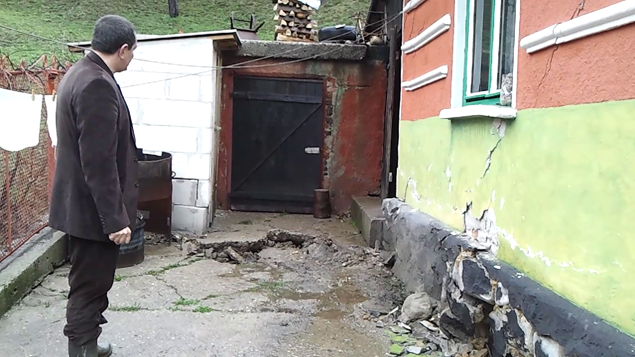 Casa in pericol de prabusire la Aninoasa, din cauza alunecarilor de teren. Patru persoane, evacuate