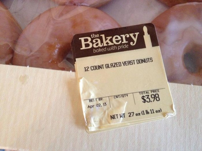 Si-a cumparat o cutie de gogosi, insa a avut o surpriza. Ce a descoperit cand s-a uitat la eticheta