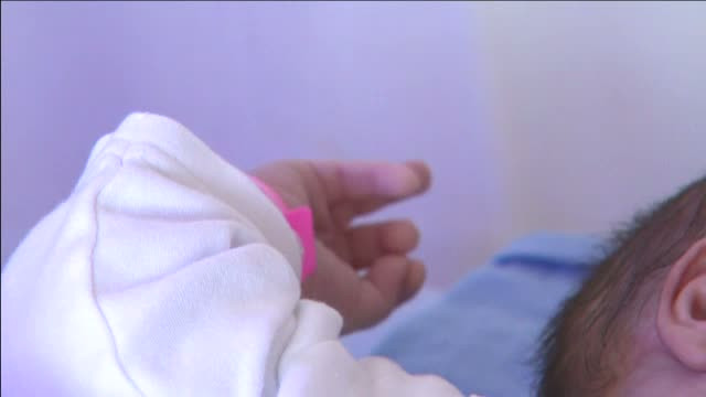 Acoperiti cu carpe si abandonati pe strada in Bucuresti.Doi bebelusi au fost salvati in ultima clipa