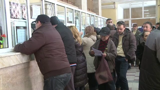 Romanii renunta cu greu la cozile la ghiseu. Lista oraselor unde taxele se pot plati online cu cardul