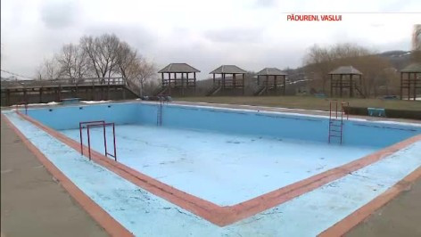 Departe de civilizatie. Primarii promit canalizare, dar fac piscine. Totusi, oamenii inca ii voteaza