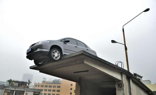 FOTO. Ce a patit un sofer care a vrut ca iasa cu masina din parcare, fara sa plateasca