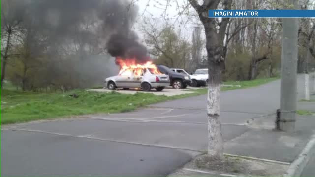 Doua masini ale lui Adrian Mititelu, incendiate pe un bulevard din Craiova