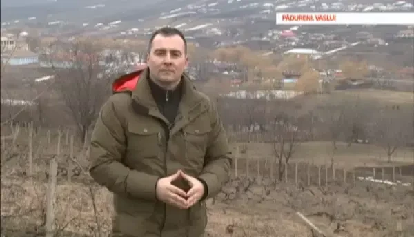 Primarie inspirata de Luvru, cu acoperis retractabil de sticla, si muzeu, intr-o comuna saraca, fara asfalt si canalizare