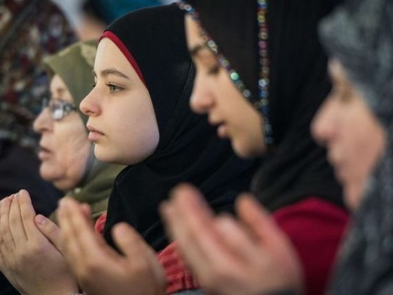 Veganii, ateii, evreii si musulmanii au noi drepturi la serviciu. Ce obligatii au angajatorii