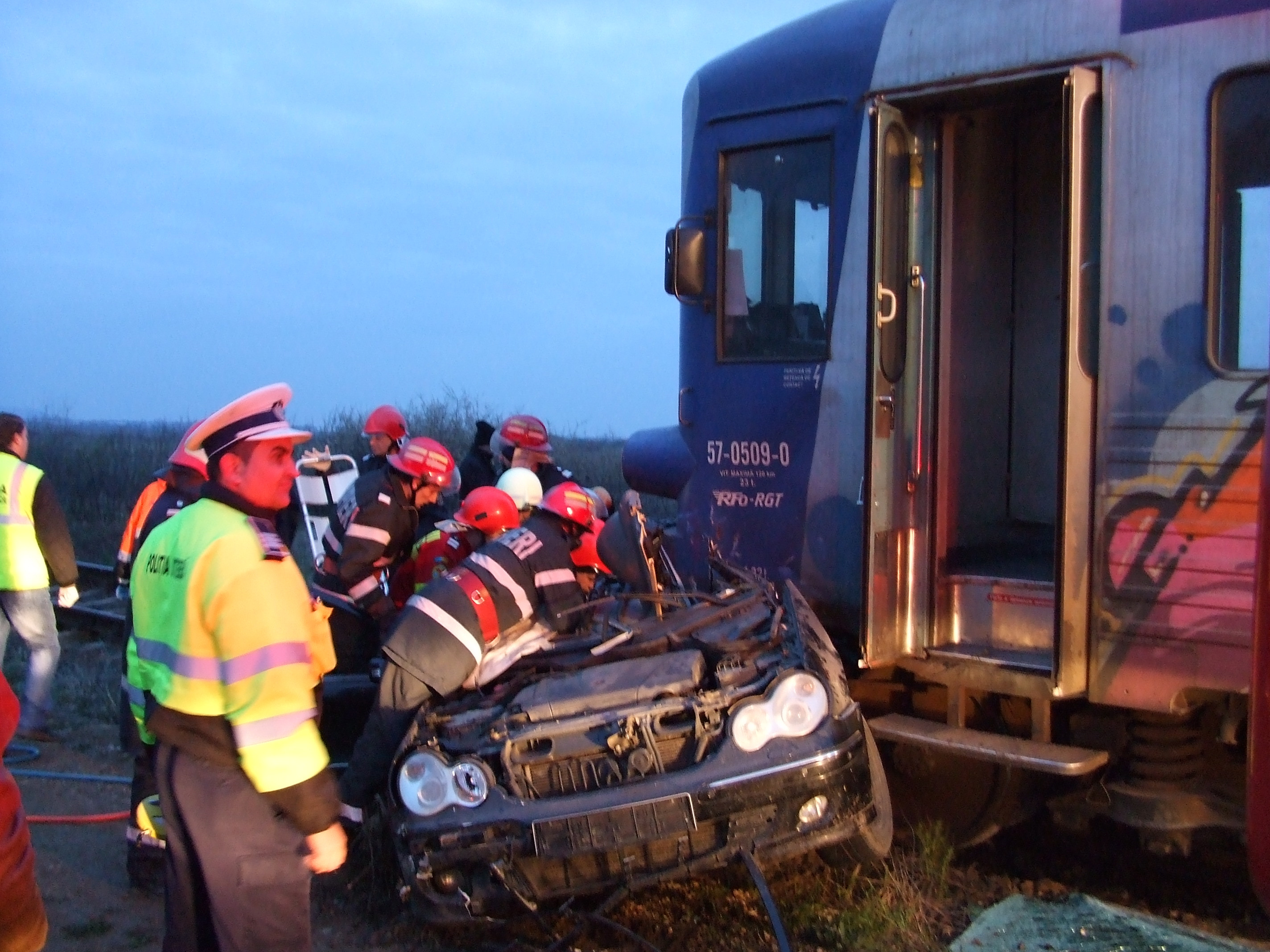 Tragedie in judetul Arad. Doi tineri au murit dupa ce masina in care se aflau a fost lovita de tren