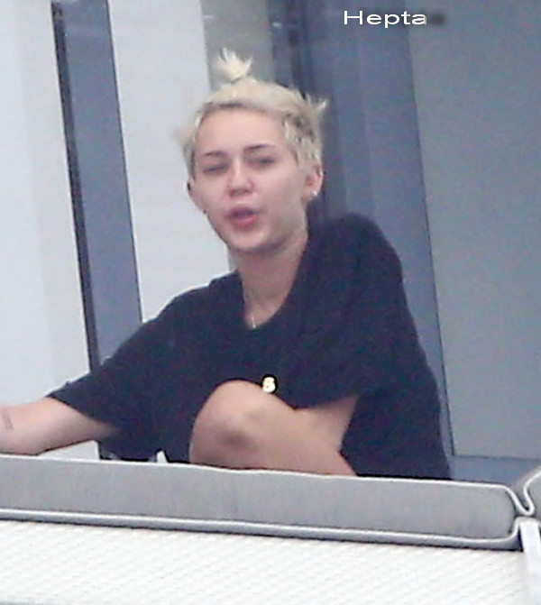 Miley Cyrus, surprinsa de paparazzi fumand o tigara cu aspect dubios. FOTO