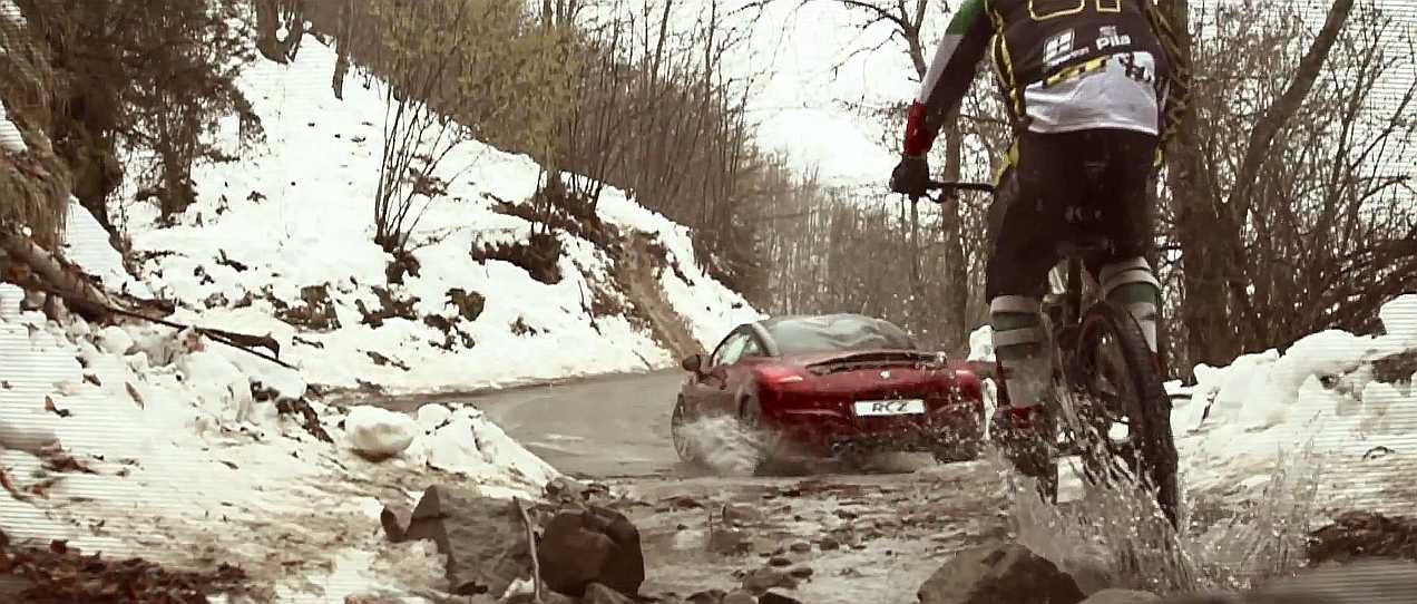 Cursa incredibila pe munte. Ce sanse are o masina in fata unui campion de downhill?