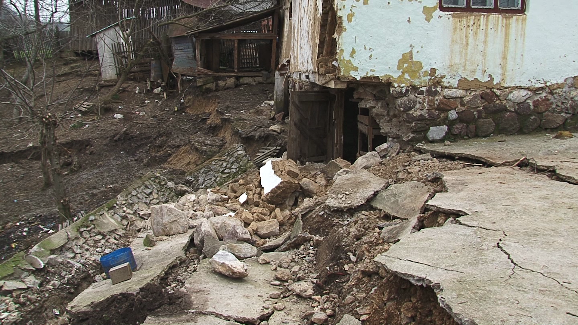 Apa trece, dar raman urmari grave.Gospodarii intregi din Bihor au fost distruse in urma inundatiilor