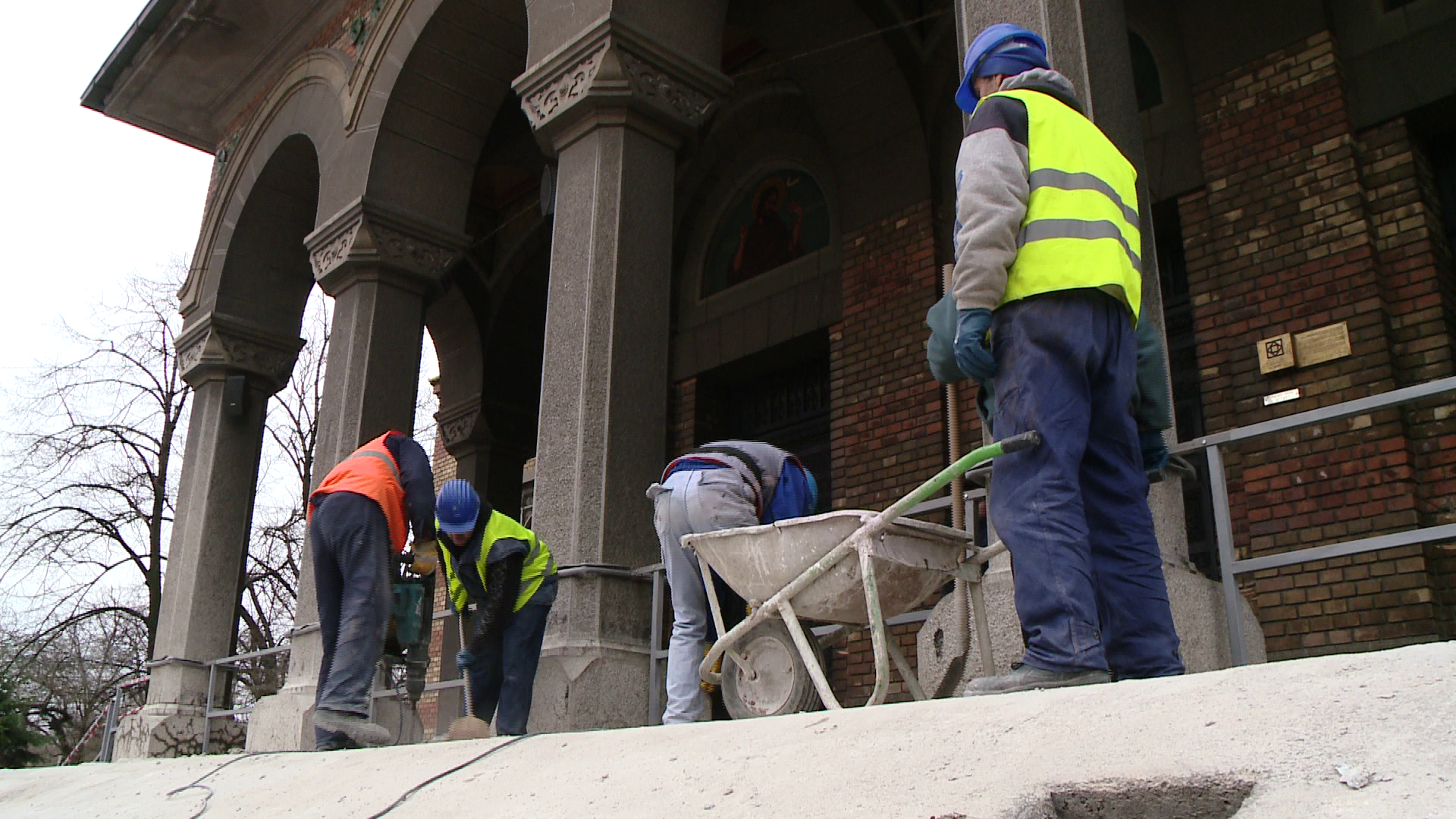 Treptele Catedralei Mitropolitane, reabilitate cu 100.000 de euro. Primaria da jumatate din suma